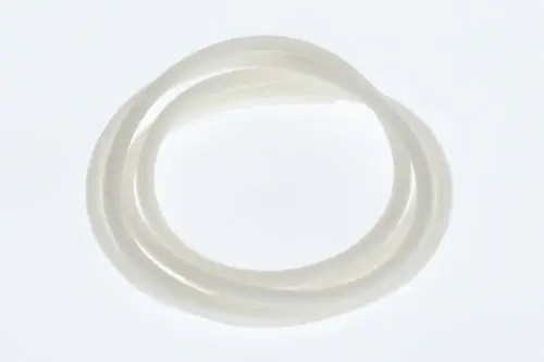 Weiße Dichtung in runden Formen, möglicherweise für Kondenswassersammler, präsentiert eine einfache, flexible Struktur. Produkte von Bosch können ähnliche Teile enthalten.